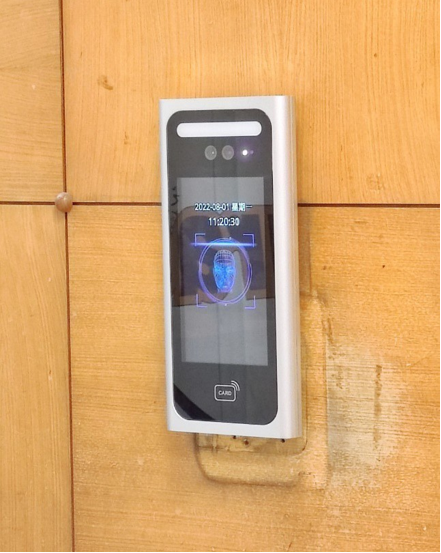 七吋熒幕人臉辨識，並且有刷卡功 能安裝於總部辦公室重要出入口處，另外崑山、廣州、合肥及重慶廠 房門禁設備亦連線回台灣總部，統 一管理。