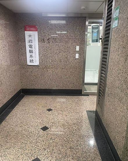 七吋熒幕人臉辨識，並且有刷卡功能